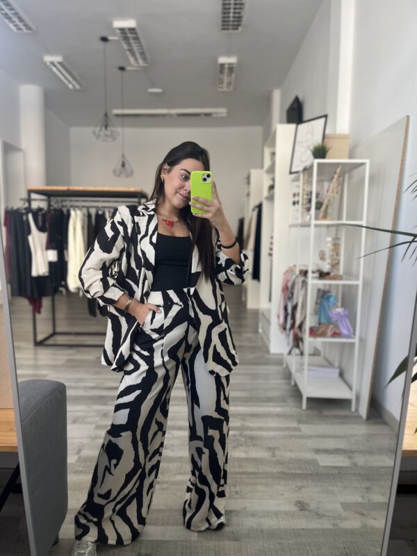 Conjunto blazer y pantalón estampado