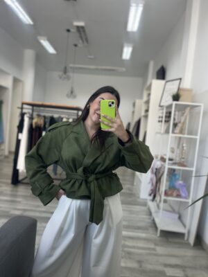 Gabardina verde antelina