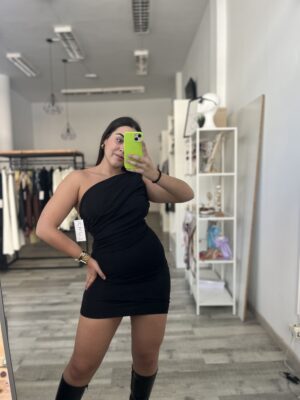 Vesido negro asimétrico corto