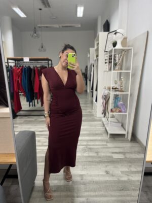 Vestido ceñido hombrera