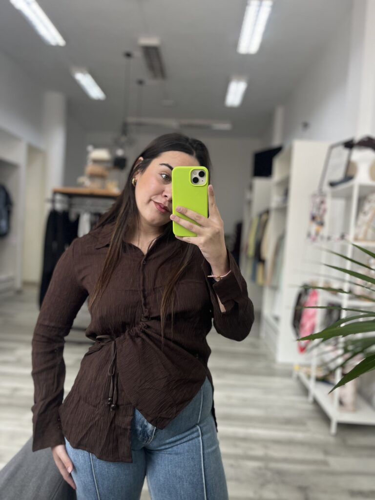 Camisa anudada marrón